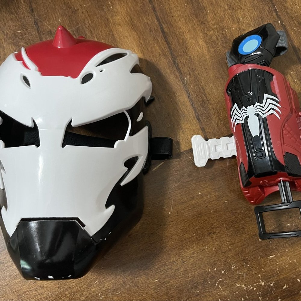 Nerf- Spider-Man Maximum Venom: Venomized Iron Man Set